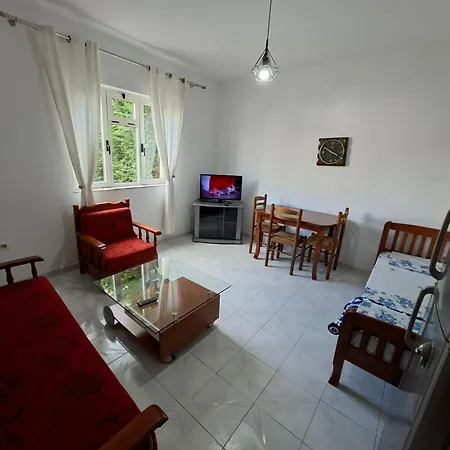 , Free Parking & Balcony Apartment