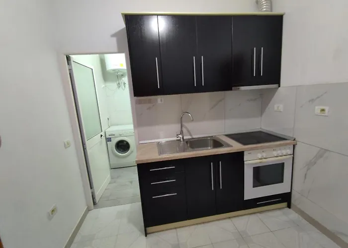 , Free Parking & Balcony Apartment *